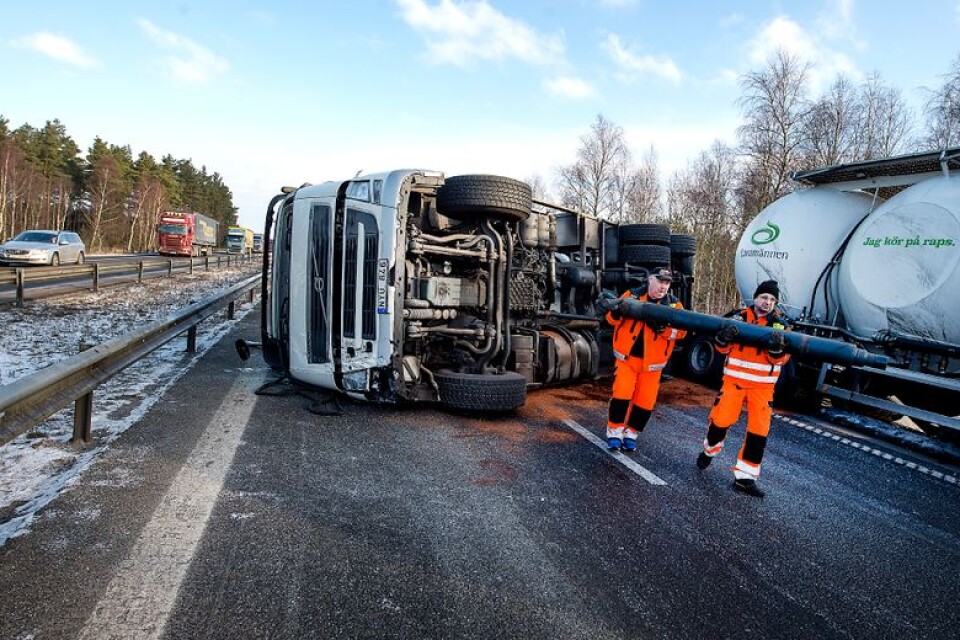 En lastbil välte på E22 vid Mosslunda söder om Kristianstad på fredagsmorgonen.