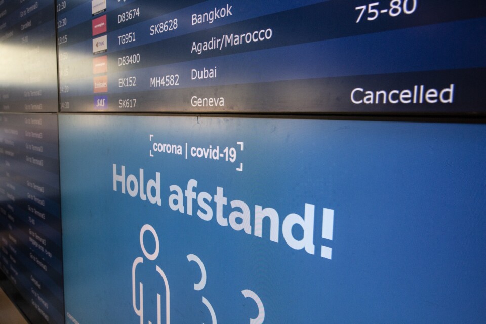 På Kastrups flygplats i Köpenhamn uppmanas resenärer att hålla avstånd.