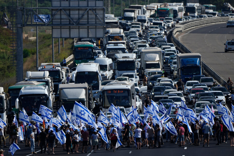 Demonstranter blockerar en motorväg som leder till Haifa.