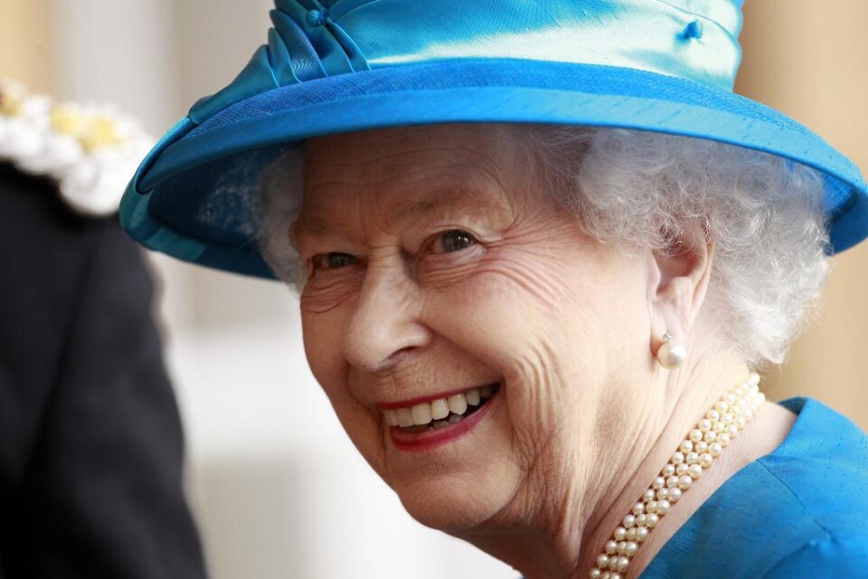 Det brittiska etermediebolaget BBC har bett om ursäkt och dragit i gång en intern utredning efter en pinsam publiceringsmiss på onsdagen: via Twitter råkade en BBC-reporter meddela att drottning Elizabeth avlidit. Budskapet lades ut i en tweetserie där