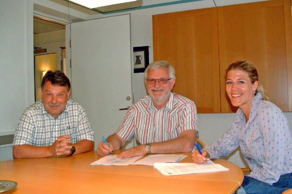 Kommunchef Lennie Johansson, kommunstyrelsens ordförande Christer Johansson och projektansvarig hos Strand AB Susanna Strand skriver under köpekontraktet.
