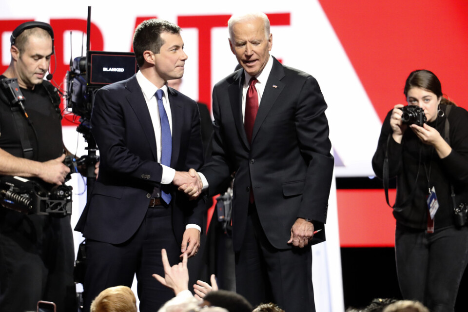 Den demokratiske presidentaspiranten Pete Buttigieg, till vänster, skakar hand med konkurrenten Joe Biden på scenen vid Otterbein University i Westerville i Ohio under en primärvalsdebatt i oktober.