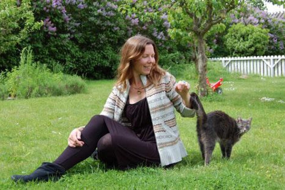 Skrivarlinjen på Skurup har uppmuntrat 37-åriga Rebecca Lareva från Äspö att utforska poesins möjligheter. Inspirerad av papper, särskilt tomma sådana, och kanske även katten Bella.