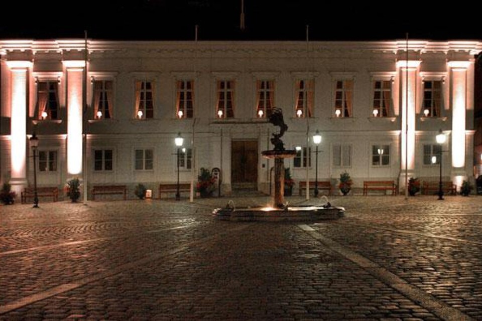 Stortorget Ystad skymning Gamla rådhuset fontän