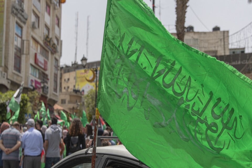 Storbritannien har beslutat att stämpla hela Hamas som en terrororganisation. På bilden syns Hamas gröna flagga under en demonstration i de palestinska territorierna i maj i år. Arkivbild.