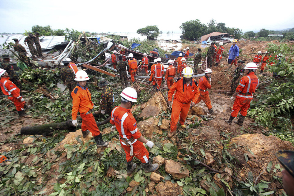 Räddningsarbetare efter jordskredet i delstaten Mon i Myanmar.