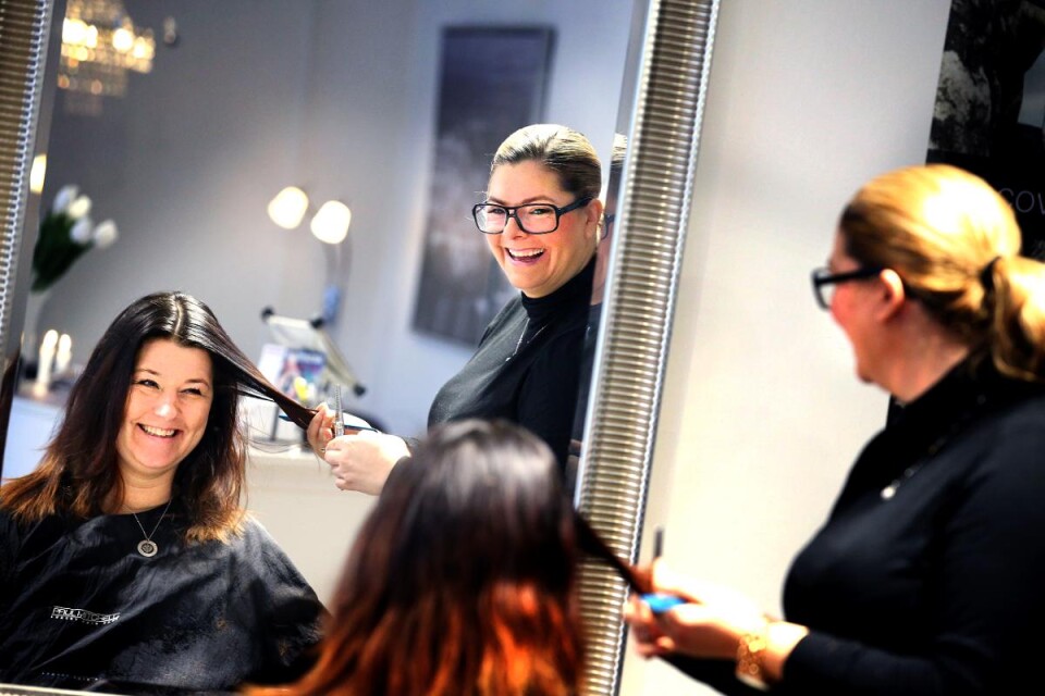 Frisören Linda Lönell, som här gör kunden Anna Skillius fin i håret, hoppas att Hair Day Inspiration ska vara utvecklande för regionens frisörer. Med inspirationsdagen vill hon också förena frisörerna. Foto: Mats Holmertz