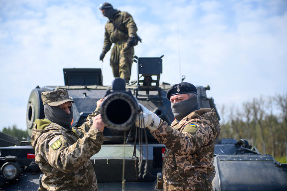 Ukrainska soldater beskådar en Leopard-stridsvagn på den armébas i tyska Klietz där de utbildas i hantering av stridsvagnarna. Arkivbild.