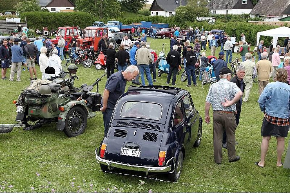Många nyfikna ville titta på utställningens minsta bil. En liten Fiat 500.