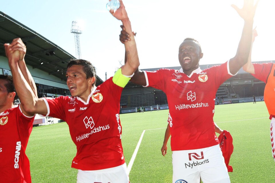 Kalmar FF:s båda målskyttar, Romario (vänster) och Gbenga Arokoyo (höger) mot Dalkurd firar med fansen.