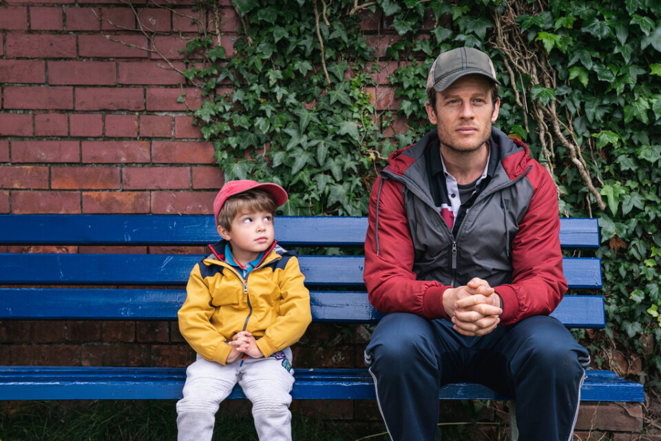 James Norton spelar en döende pappa som försöker hitta ett nytt hem till sin lille son (Daniel Lamont) i "Alltid nära dig". Pressbild.