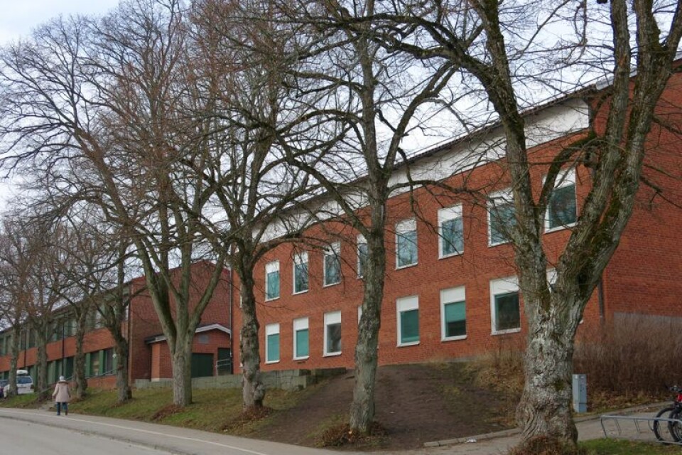 På måndagsmorgonen utbröt ett slagsmål på Snäckebacksskolan. En elev fick föras medvetslös till sjukhus. En annan fick näsblod och en lärare sparkades på handen.
