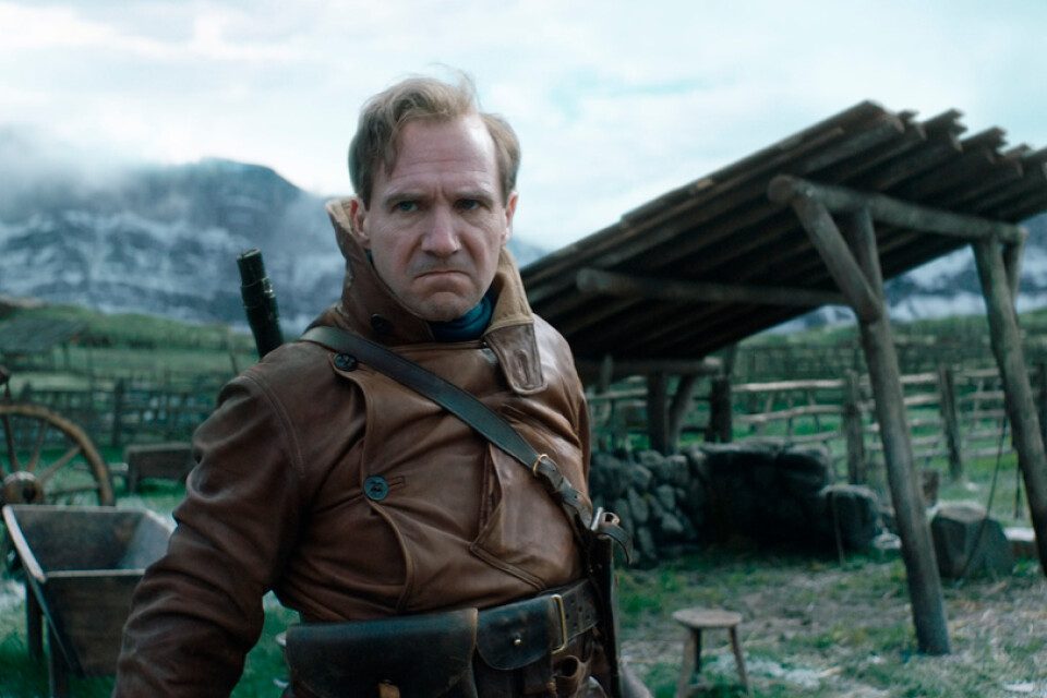 Ralph Fiennes spelar huvudrollen som hertigen av Oxford i "The king's man". Pressbild.