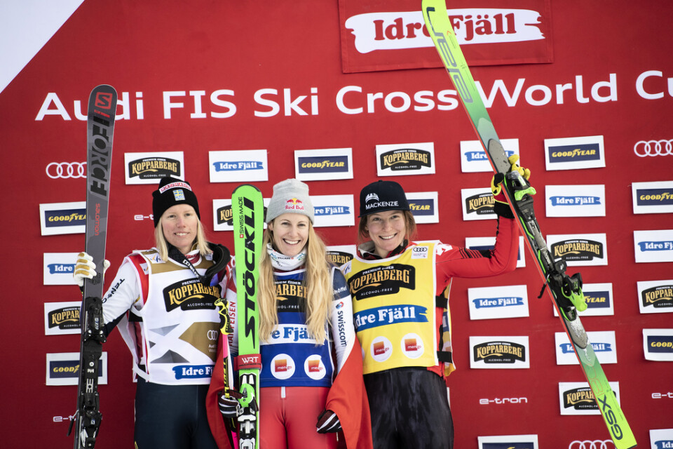 Fanny Smith, Schweiz, vann damernas skicross före Sandra Näslund, Sverige, och Brittany Phelan, Kanada, i världscupen i Idre.