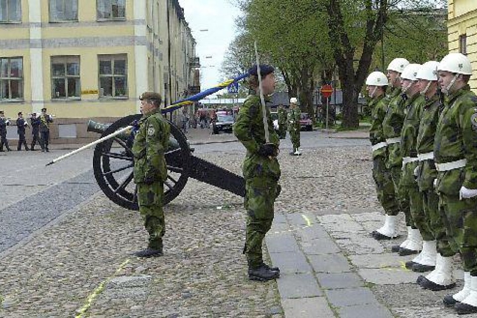 Åskådarna på Stora Torg fick vara med om hur en vaktavlösning går till. Bilder: PER ROSENQVIST