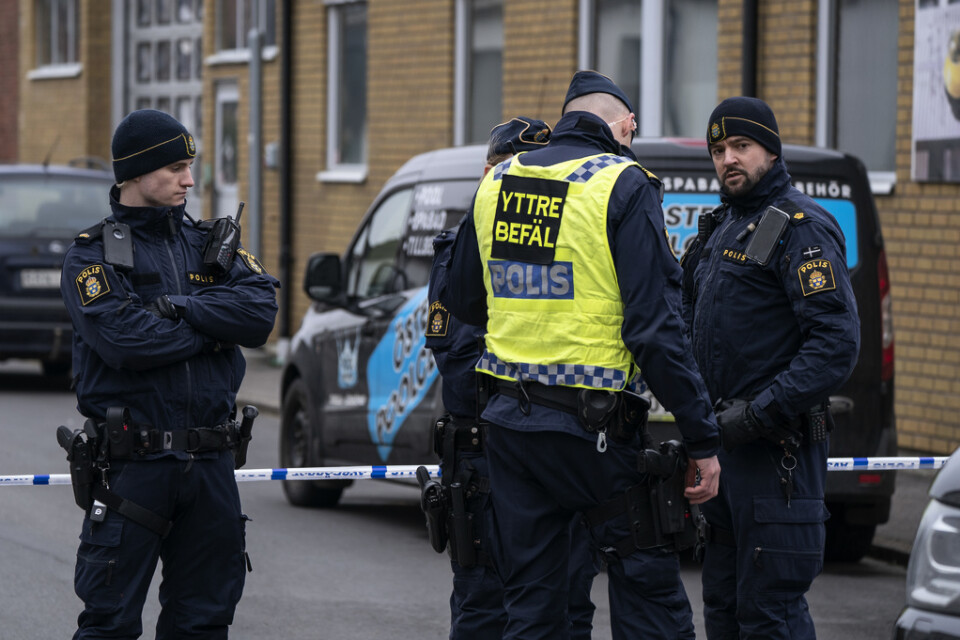 Polis och avspärrningar på Torsgatan i Tomelilla efter att en man hittats med skottskador den 18 mars. Arkivbild.