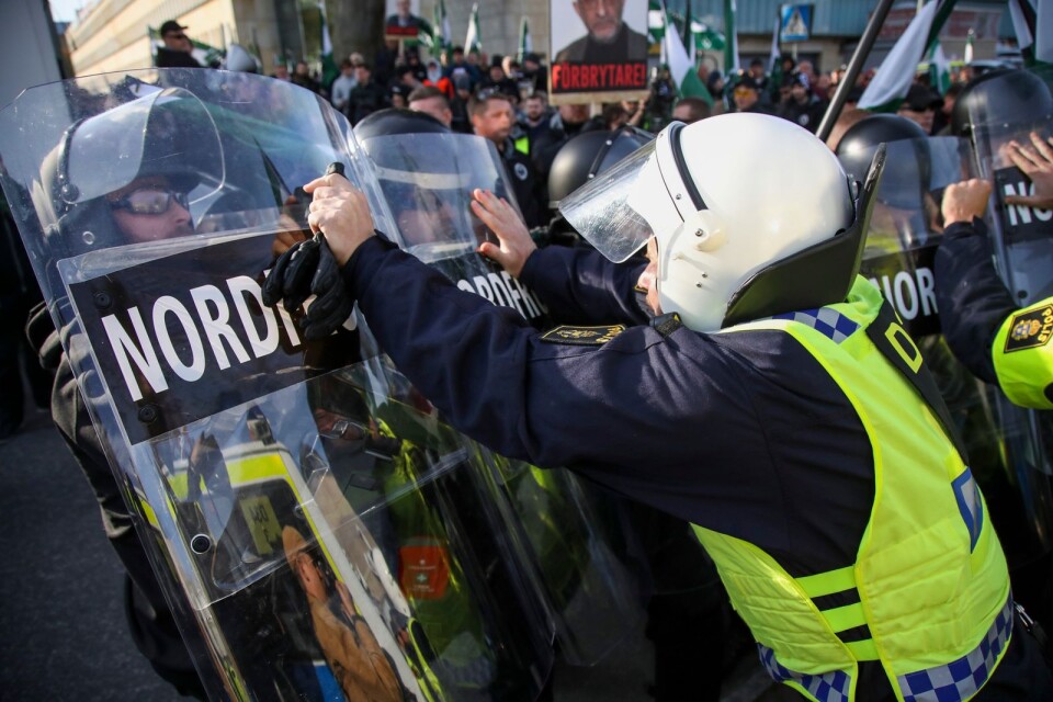 Deltagare i Nordiska motståndsrörelsens demonstration konfronteras av kravallpoliser i samband med händelserna som åtalet om våldsamt upplopp handlar om, den 30 september 2017.