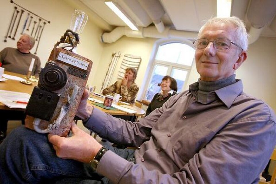Gunnar Dahl har tidigare varit el-entreprenör och gör nu konst av alla roliga gamla el-delar han samlat på sig.