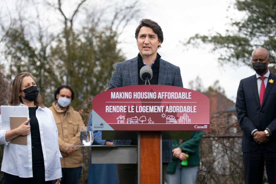 Premiärminister Justin Trudeau pratar under parollen "gör boende ekonomiskt överkomligt" i april 2022.