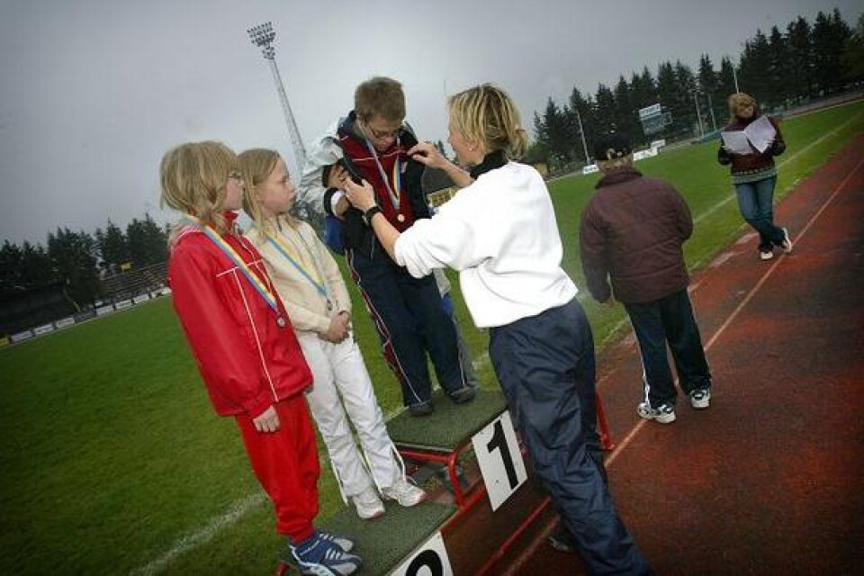 Robin Svenson, Kyrkskolan får guldmedaljen av Annette Lilja, Daniella Andersson och Madelen Bernstein, som båda går på Ljungdalaskolan delade andraplatsen i sitt längdhoppsheat. BILD: OLOF ABRAHAMSSON