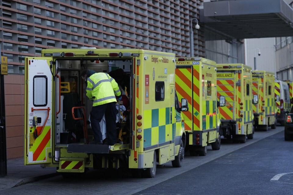 Fler än 100 000 människor har dött i Storbritannien i samband med att de smittats av covid-19. Här anländer en patient till ett sjukhus i östra London i måndags.