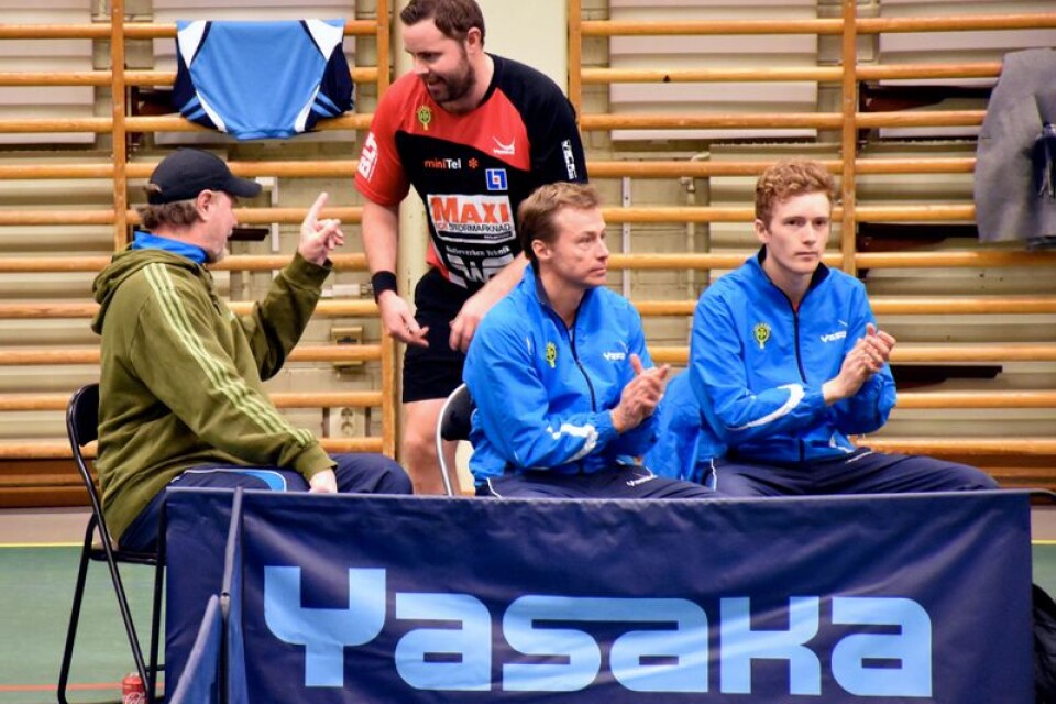 Tränaren Hans Thalin tackar Robert Eriksson för vändningen mot Enig.
