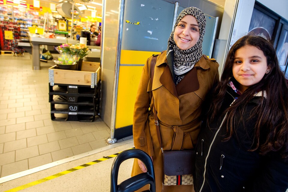 Nawal Hlail med dotter Hiba handlar som en vanlig fredag. ”Jag tror inte man behöver handla extra mat här i Sverige”, säger Nawal Hlail.