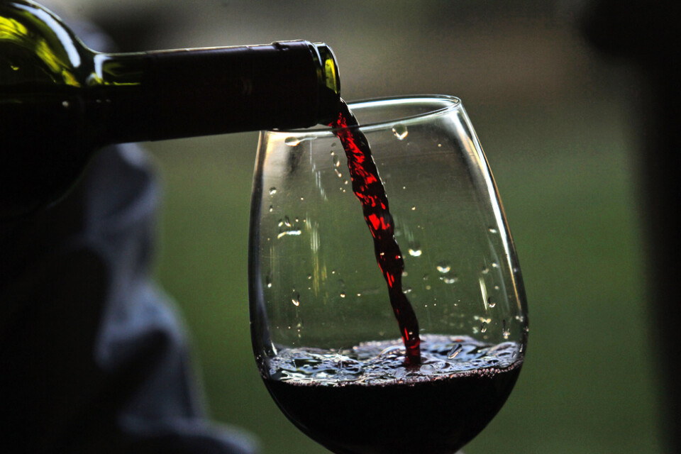 Rött vin är bättre i glaset än i vattnet. Arkivbild.
