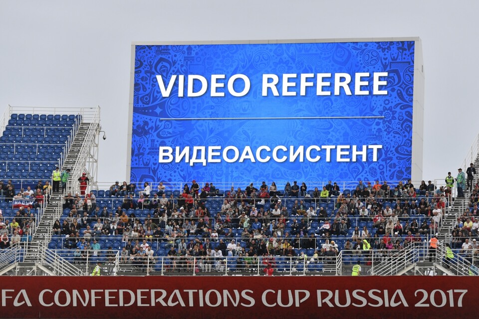 En bildskärm signalerar för publiken att domaren beslutet om en VAR-granskning under en match i Confederations Cup i Sotji 2017. Arkivbild.