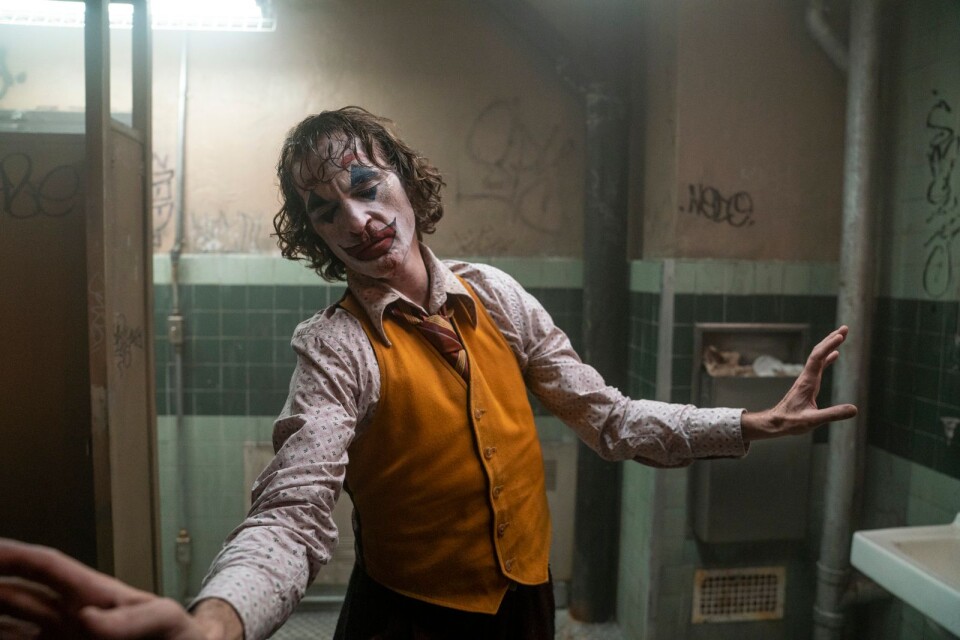 Joaquin Phoenix spelar Arthru Fleck, en lågbudgetclown vars hälsa stadigt förvärras i ”Joker”: