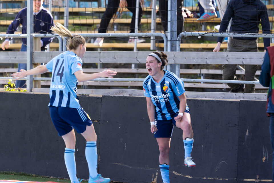 Djurgårdens Hayley Dowd, till höger, jublar med Sara Olai efter sitt mål mot AIK