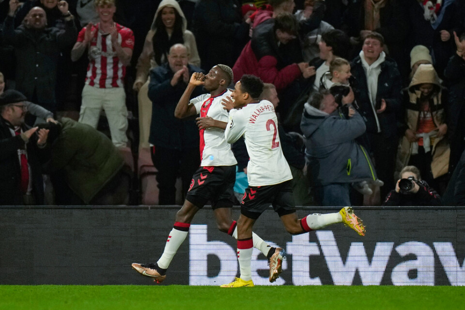 Southamptons Moussa Djenepo firar 2–0-målet i cupskrällen mot Manchester City.