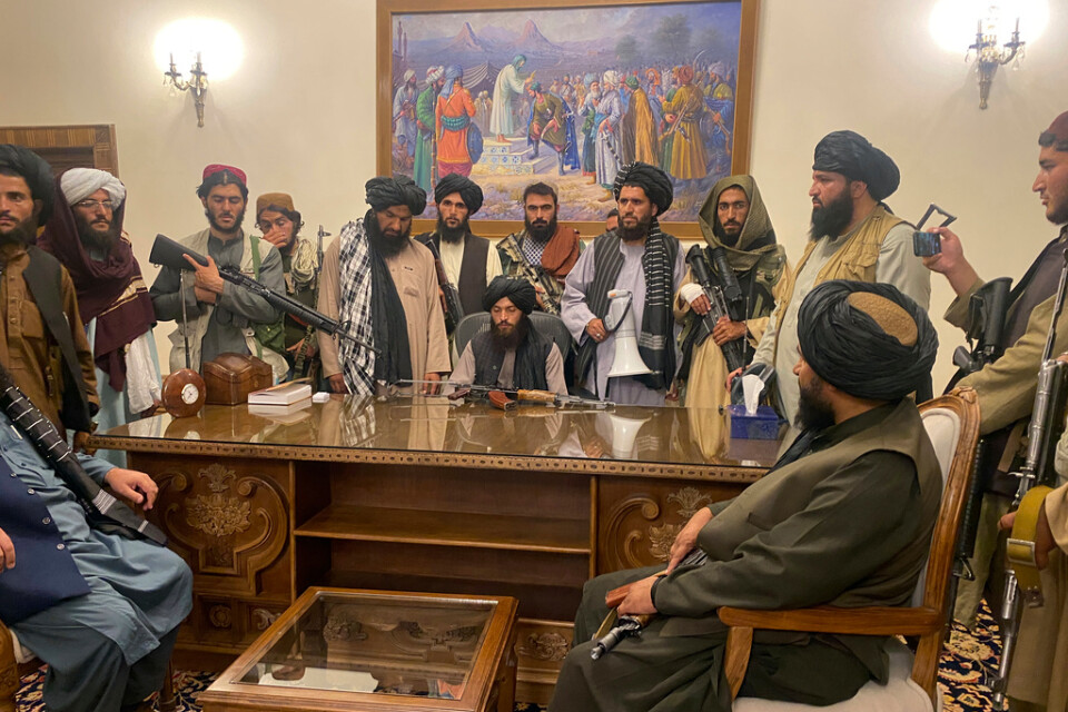 Talibaner inne i Kabuls presidentpalats på söndagen.