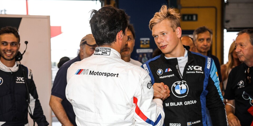 Tomelillakillen Alfred Nilsson tillsammans med delar av sitt italienska BMW-team.