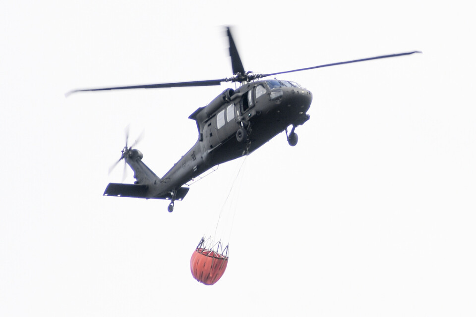 Räddningstjänsten i Västernorrland får hjälp av två helikoptrar i släckningsarbetet även under torsdagen. Helikoptern på bilden är från en annan insats. Arkivbild.