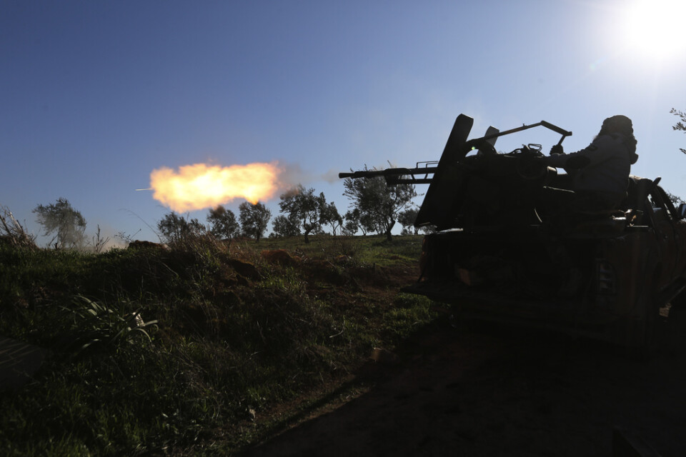 Turkiskstödda syriska rebeller vid frontlinjen i närheten av Saraqib i Idlibprovinsen i nordvästra Syrien på onsdagen.