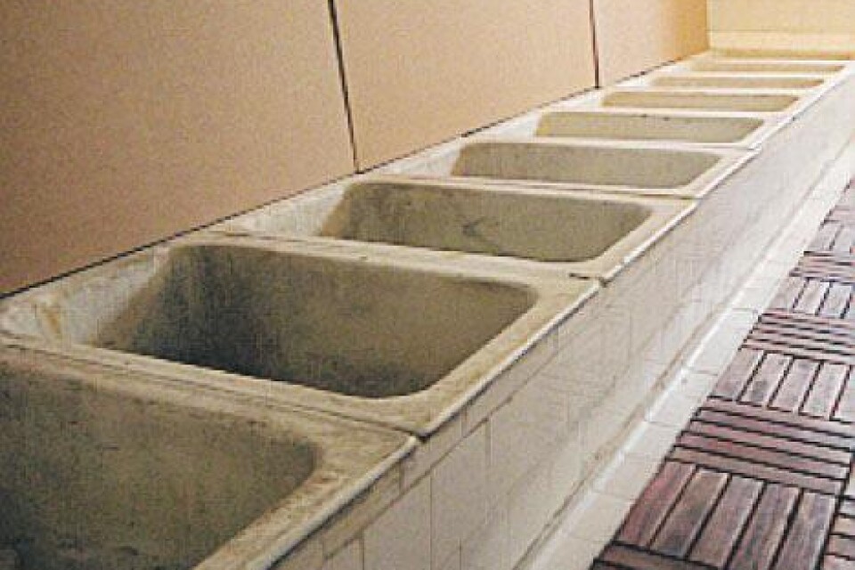 I källaren står nio små badkar. Där fick eleverna bada. – Skrubbade man sig inte själv så kom skolstäderskan och gjorde det, berättar Arne Norrman som gick i skolan när den var nästan ny.
