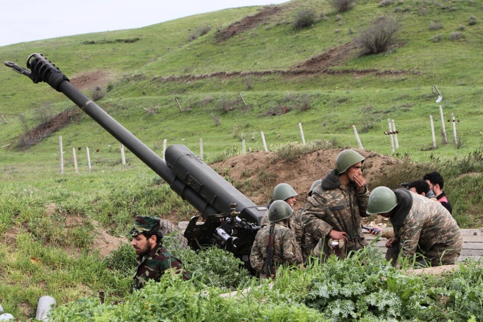 Armeniska soldater vid en haubits i Nagorno-Karabach i en bild från 2016.
