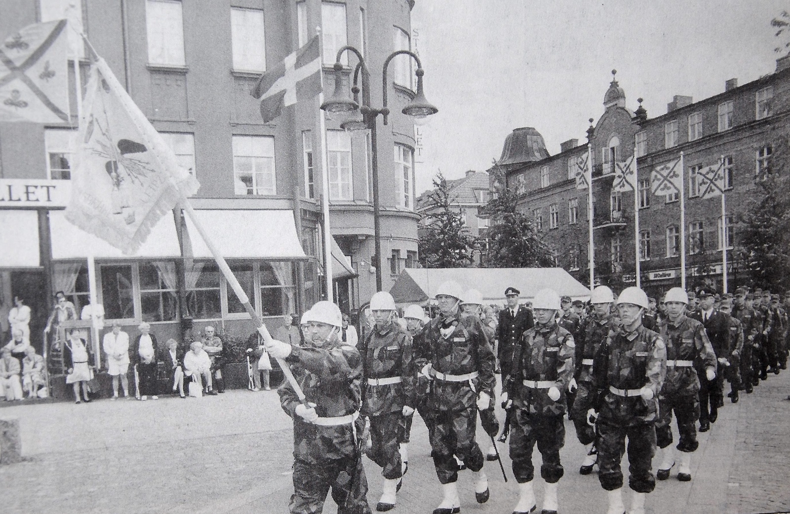 Hässleholms garnisons nya tillskott, A3 och Fo14 marscherar in på Stortorget.
Arkiv: Patric Berg