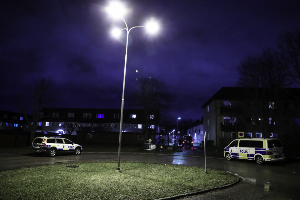 Många polispatruller fanns på plats i stadsdelen Skäggetorp i Linköping för att leta efter spår och gärningsmän sedan en person avlidit efter en skottlossning.