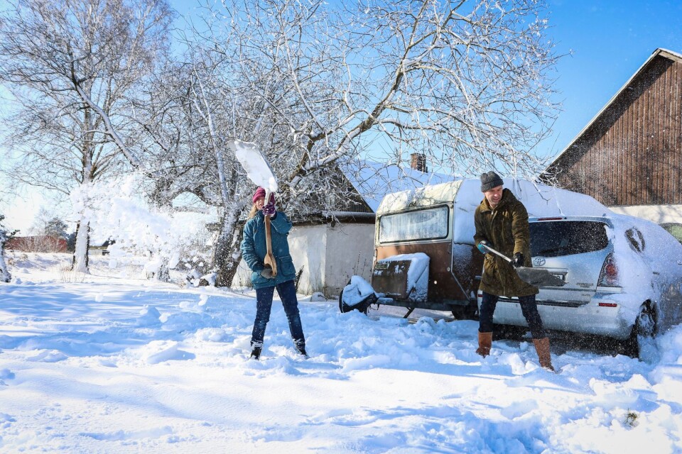 Bim Kestrup och hennes pappa Rustan Nilsson skottar fram bilen i Gärsnäs, efter påskdagens våldsamma snöfall.