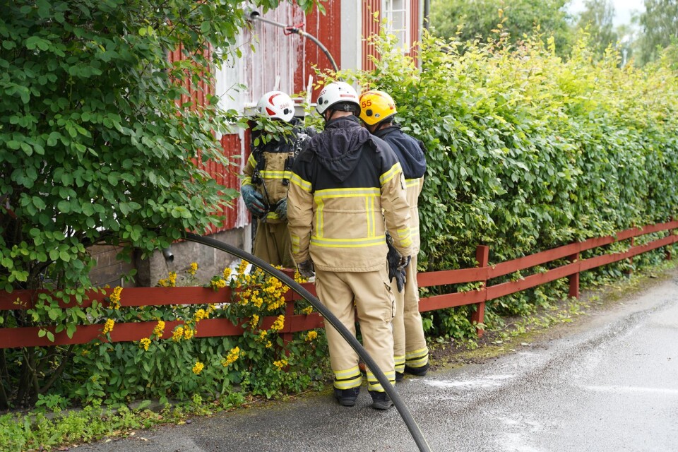 En stor räddningsstyrka har larmats till en villa på Sjölyckevägen i Alvesta efter larm om en brand.