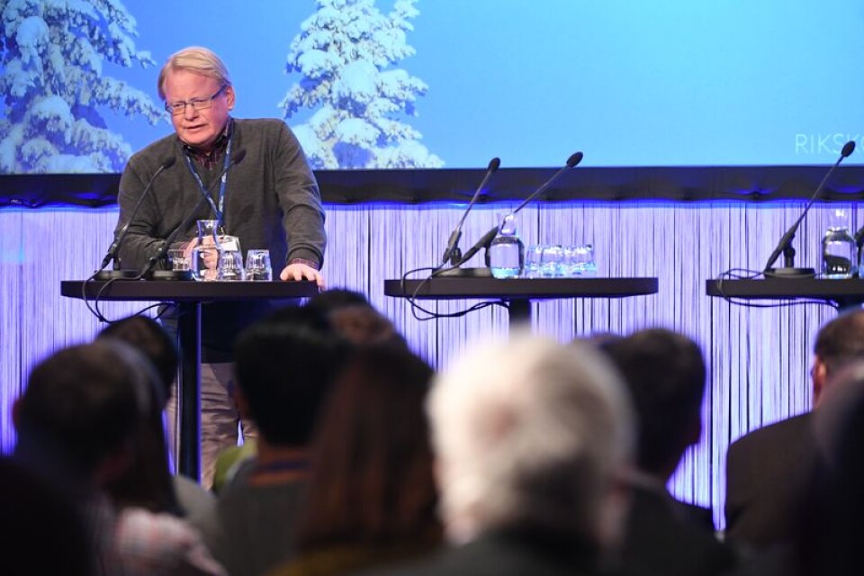 Försvarsminister Peter Hultqvist (S) talar på Folk och Försvars årliga rikskonferens på måndagen. Ordkriget är för tillfället avblåst.