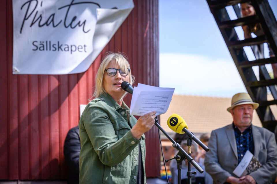 Författaren Karin Smirnoff håller tal efter att hon presenteras som årets Piratenpristagare.