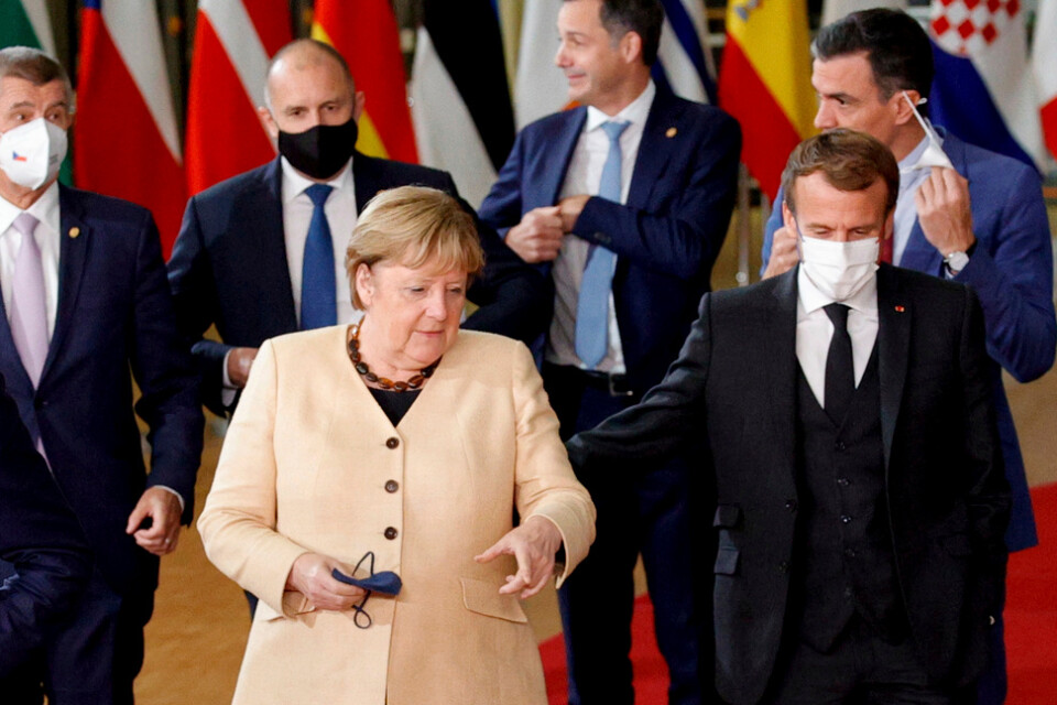 Tysklands förbundskansler Angela Merkel, Frankrikes president Emmanuel Macron och deras 25 kolleger i kretsen av EU-ledare fortsätter i dag sitt toppmöte i Bryssel.