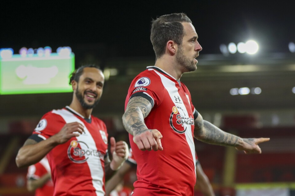 Danny Ings, till höger, firar Southamptons segermål mot Liverpool.