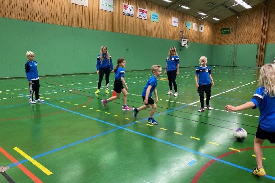 Ungdomsfotbollen i Långemåla har fått ett lyft, mycket tack vare systrarna Anna och Kristina Holm som tränar många barn.