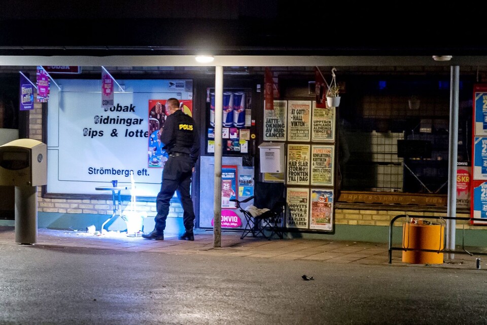 Strax före klockan 23 fick polisen in larm om att det var ett större bråk utomhus på Ingenjörsgatan i den västra delen av Olofström. Här under polisen platsen för knivskärningen.