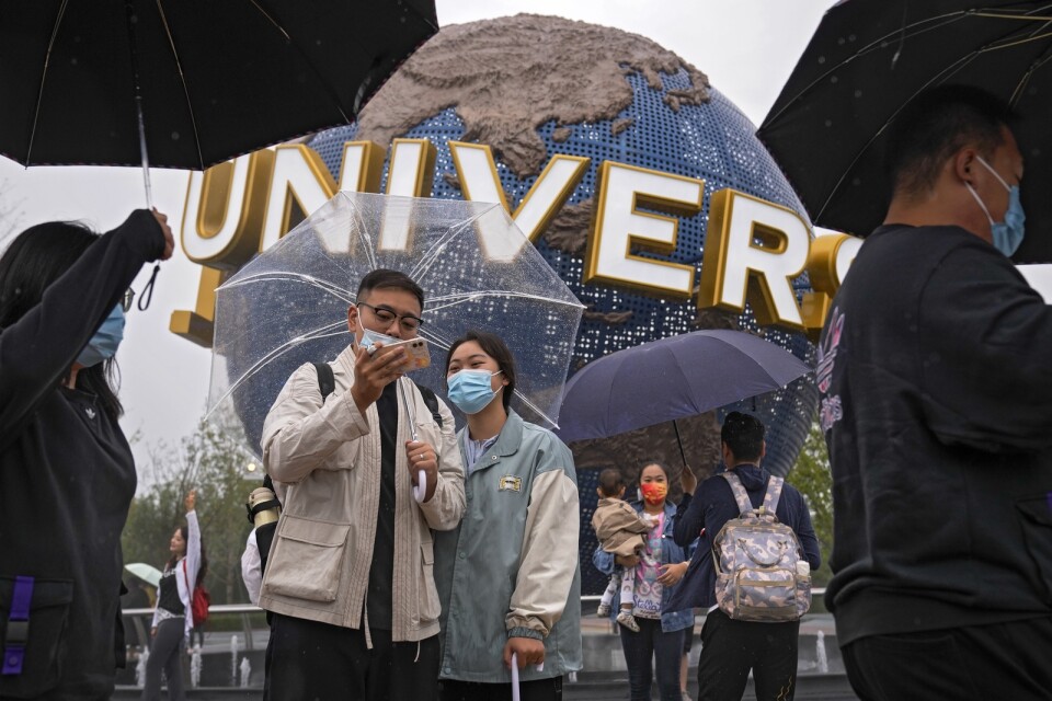 Människor bär ansiktsmask för att skydda sig mot covid-19 under öppningen av Universals park i Beijing.