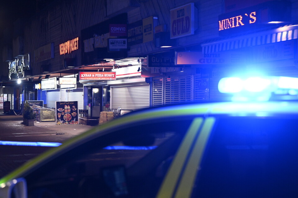 Polis på plats i Skärholmen i södra Stockholm efter att två män skadats i en skottlossning i närheten av tunnelbanestationen på onsdagskvällen.